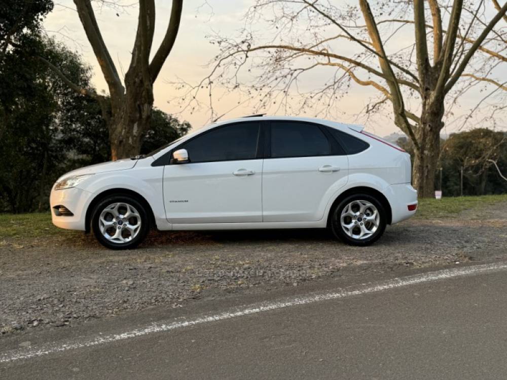 FORD - FOCUS - 2011/2012 - Branca - R$ 54.900,00