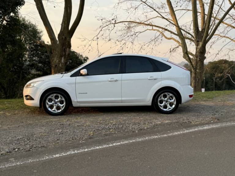 FORD - FOCUS - 2011/2012 - Branca - R$ 54.900,00