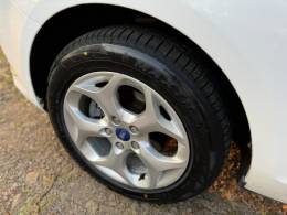 FORD - FOCUS - 2011/2012 - Branca - R$ 54.900,00