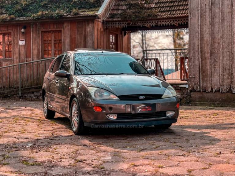 FORD - FOCUS - 2001/2001 - Dourada - R$ 19.900,00