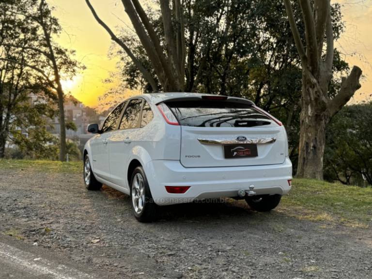FORD - FOCUS - 2011/2012 - Branca - R$ 54.900,00