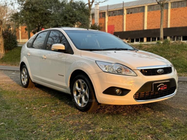 FORD - FOCUS - 2011/2012 - Branca - R$ 54.900,00