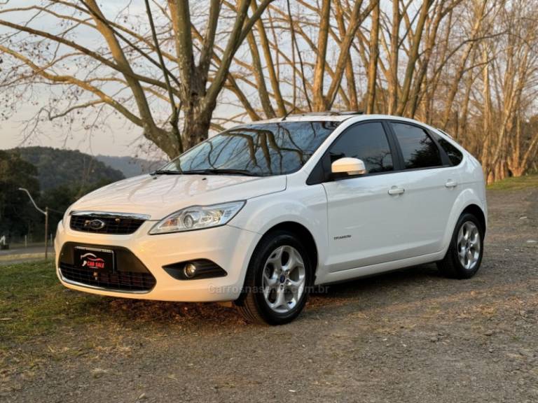 FORD - FOCUS - 2011/2012 - Branca - R$ 54.900,00